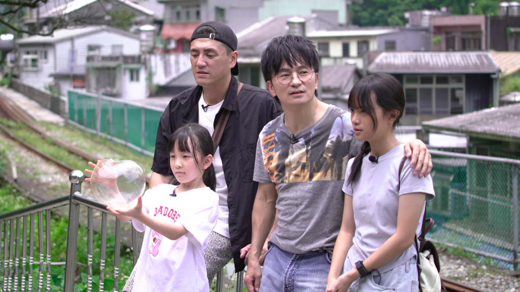 唐從聖受不了女兒滑手機！阿布自認家中「黑臉」　雙爸爸出遊曝育兒日常