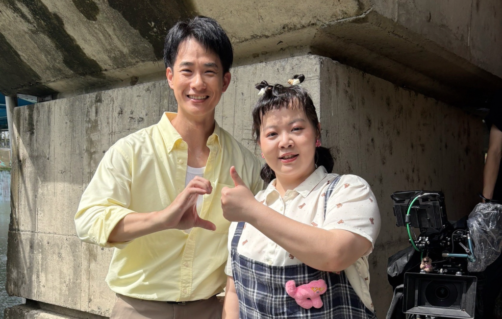 宮美樂、盧彥澤《豆腐媽媽》一談戀愛就下雨！公園約會遇暴雨　笑喊「我們是雙人降雨組合」