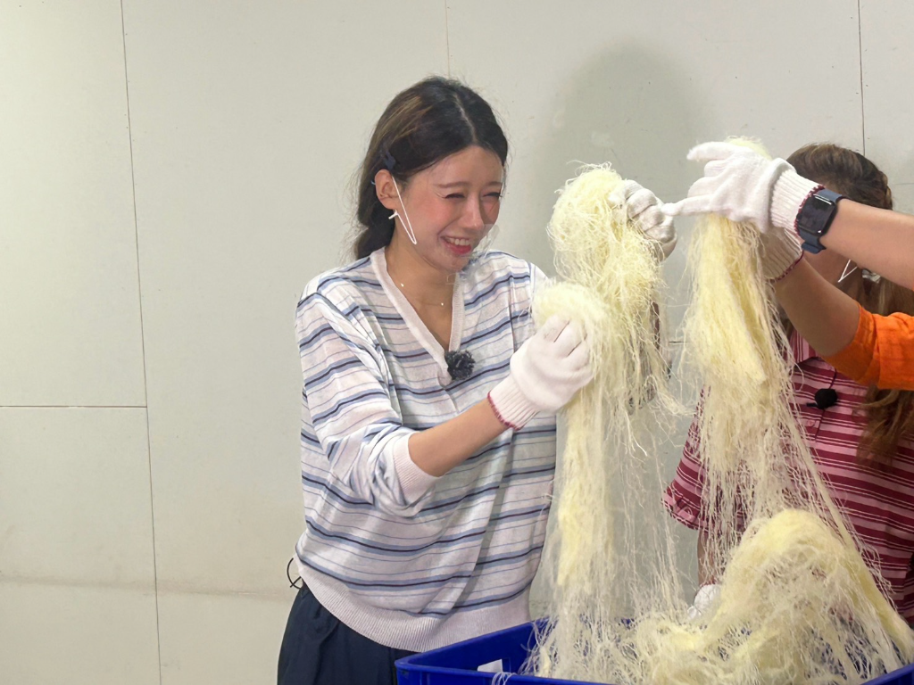 李雅英體驗手工米粉失手甩飛！被喊賠「5000元」嚇到花容失色　高虹安帶路吃遍新竹美食