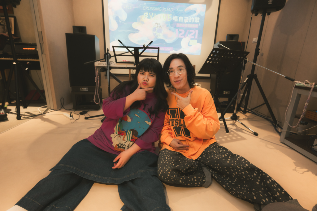 樂團夫妻遭遇嚴重車禍「走過鬼門關」！休養8個月坐輪椅演出　悟出活著珍貴