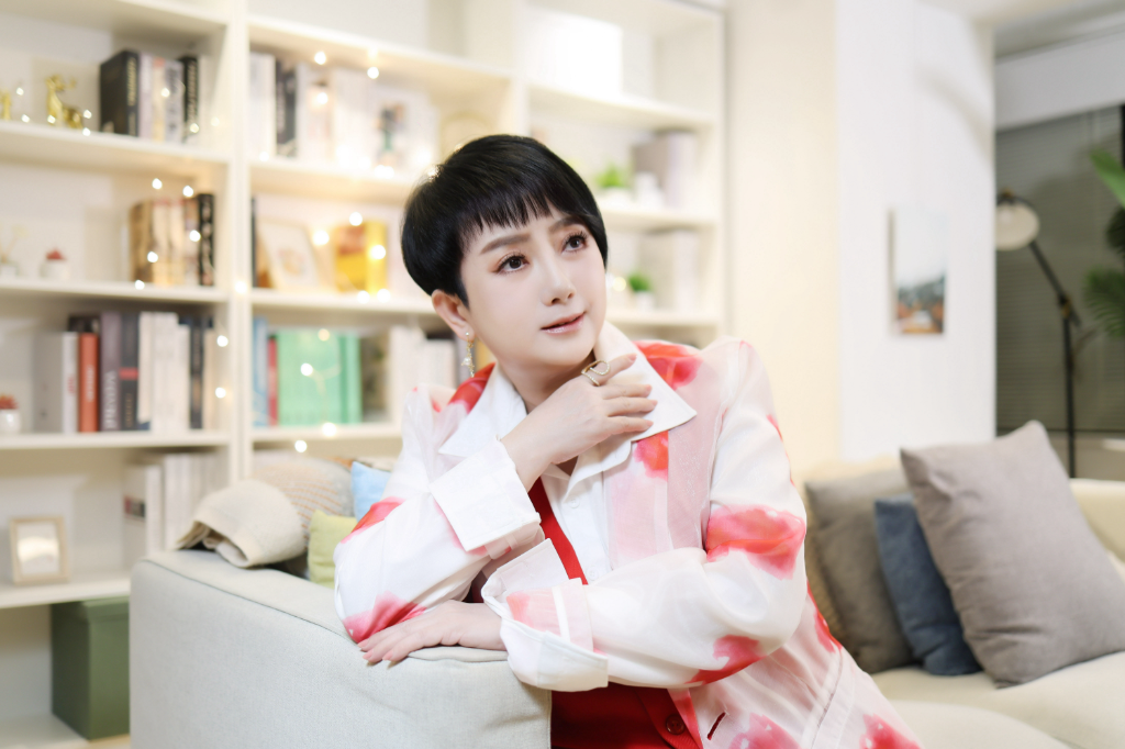 周思潔停經半年竟「回春」！赴印度3天極限修行　凌晨4點跳躍靜心、禁咖啡化妝