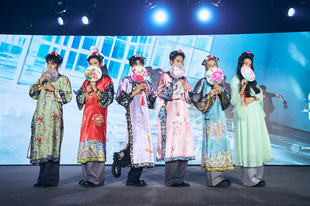 Ozone中秋全員變身清宮格格！煥鈞扮嫦娥自封「林月娥」　6人女裝美翻粉絲