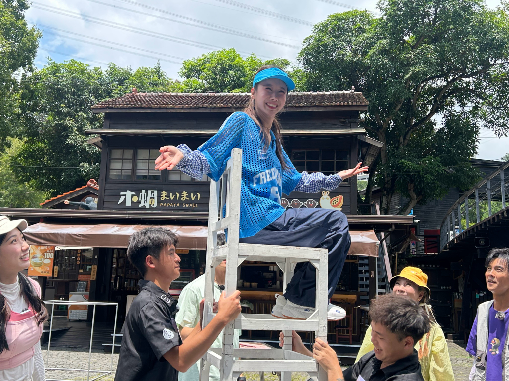 李雅英高空疊椅嚇到「變豬叫」！郭忠祐挑戰特技　楊繡惠突喊「房租還沒給」