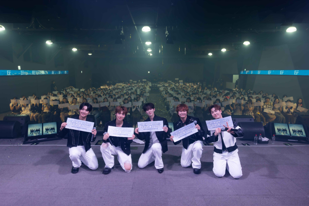 BOYFRIEND睽違10年重返台北！狂吃夜市笑喊「不帥了」　化身台式男友重現《那些年》