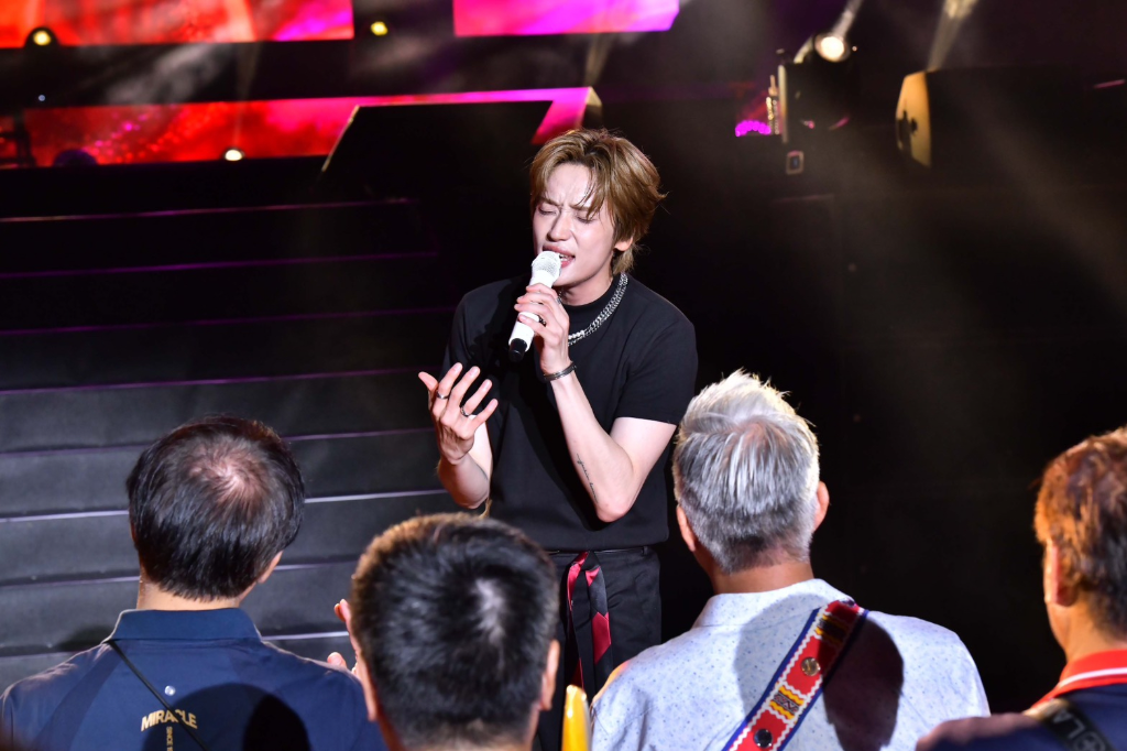 TEEN TOP NIEL首訪花蓮演出嗨翻！牽粉絲手被讚超紳士　大啖麻糬、蜜蕃薯喊期待再訪