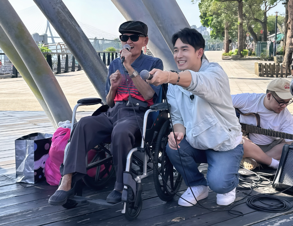 77歲李炳輝二度中風、痛風纏身仍街頭賣唱！陳謙文不捨伸援手　親赴淡水老街邀唱
