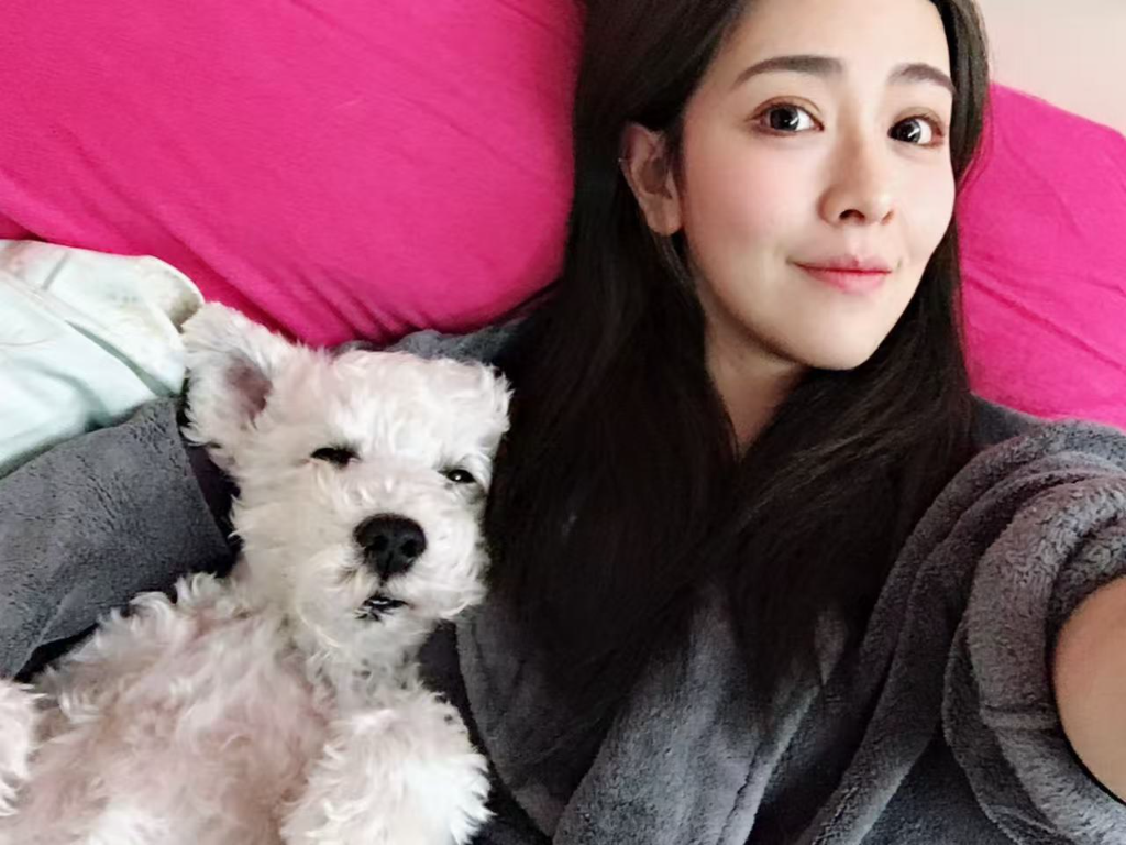 丁巧唯愛犬離世痛失15年家人！2歲兒一句「咕嘰變成星星了」　童言童語成最大安慰