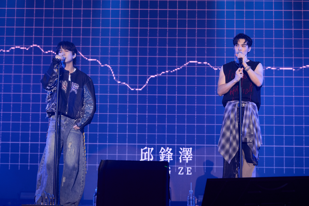 黃偉晉、邱鋒澤驚喜合體！他一到高雄狂讚天氣　還想唱抒情歌幫歌迷「降溫」