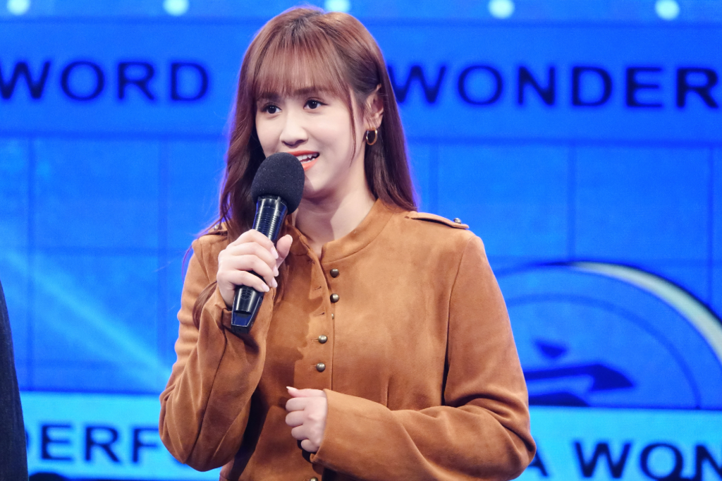 Sandy吳姍儒主持《一字千金》再出驚題！參賽者寫出「裿」字　連國文教授都笑喊不會