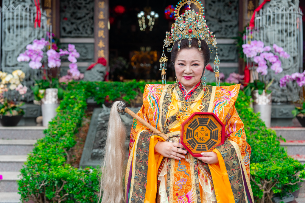 白冰冰首演《戲說台灣》化身地母娘娘！化妝師突起雞皮疙瘩　黑狗狂舔腳趾