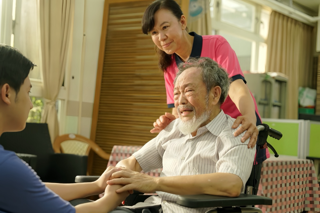 82歲杜滿生一句「你還會來嗎？」逼哭全場！謝展榮拍戲哭到情緒潰堤　喊卡後緊抱輪椅上的他