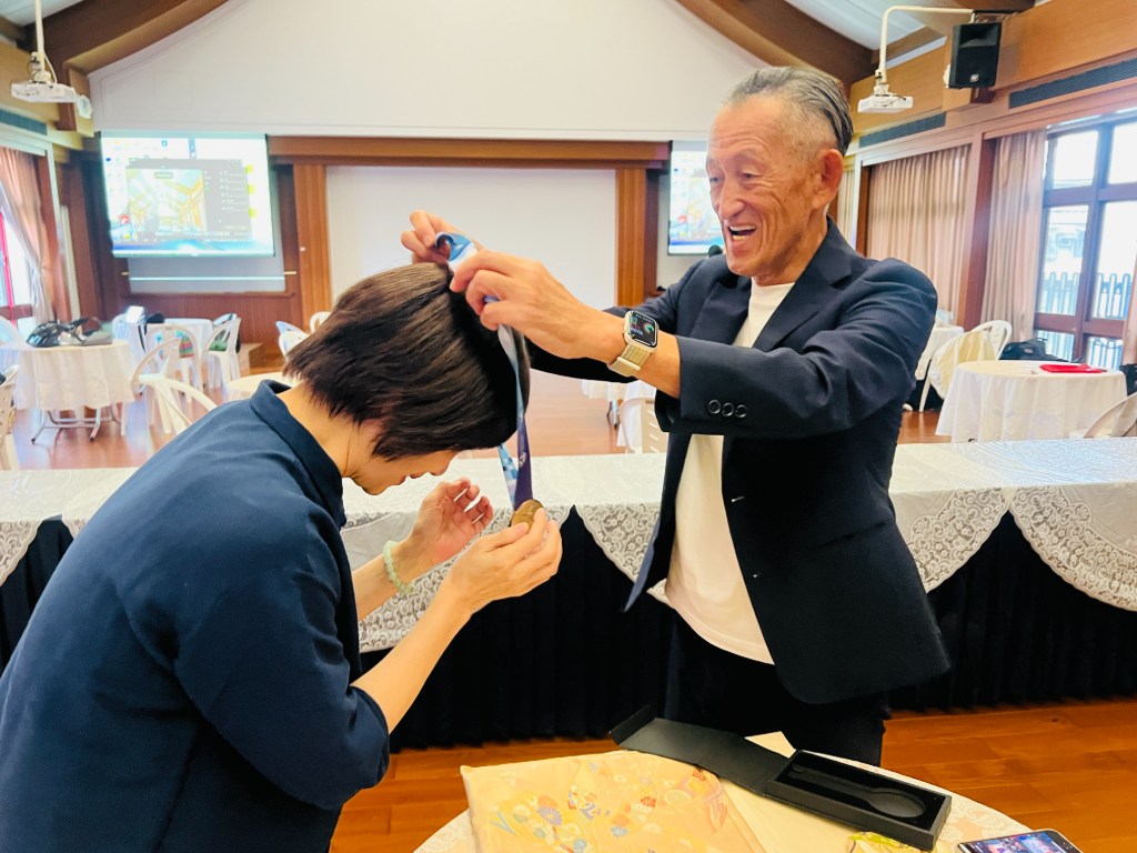 日本70歲金牌長青跑者「奪冠獻給唐美雲」！千里奔波親手交付：因為她值得