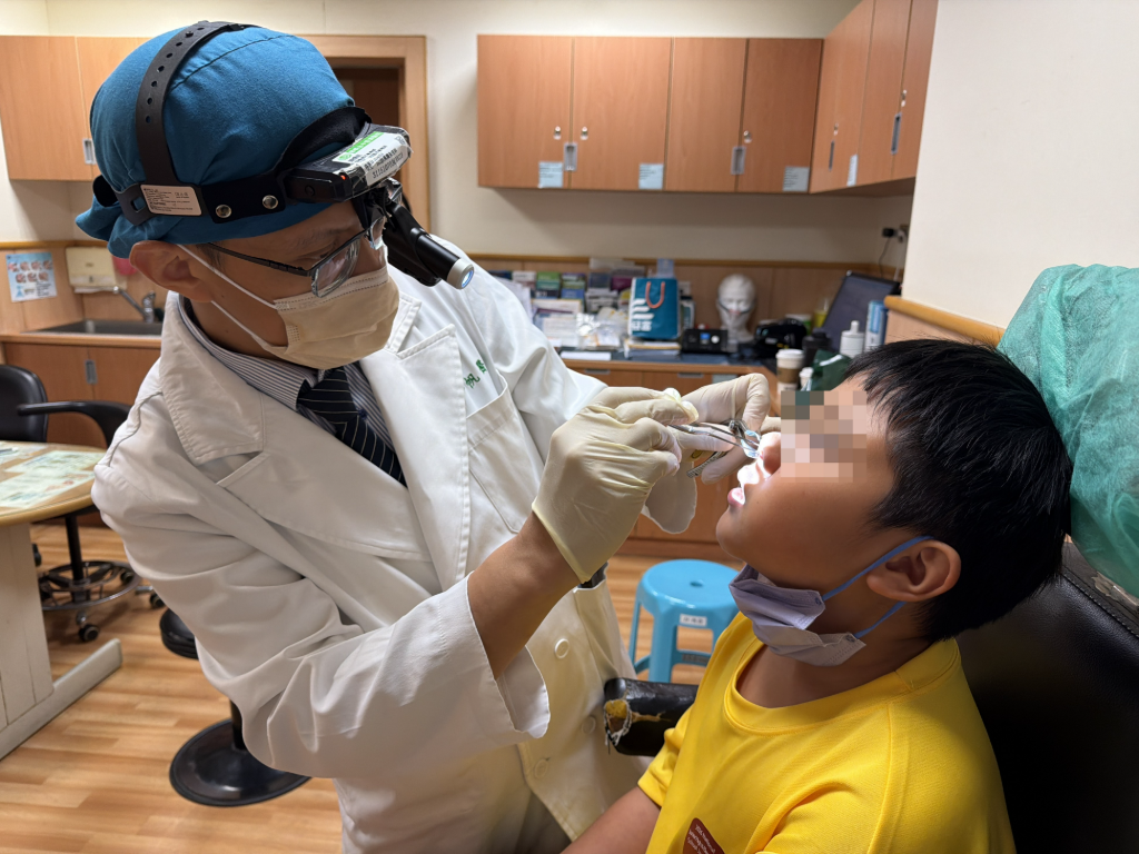 張口呼吸、白天上課打瞌睡！10歲男童罹「兒童睡眠呼吸中止症」　術後重現燦爛笑容