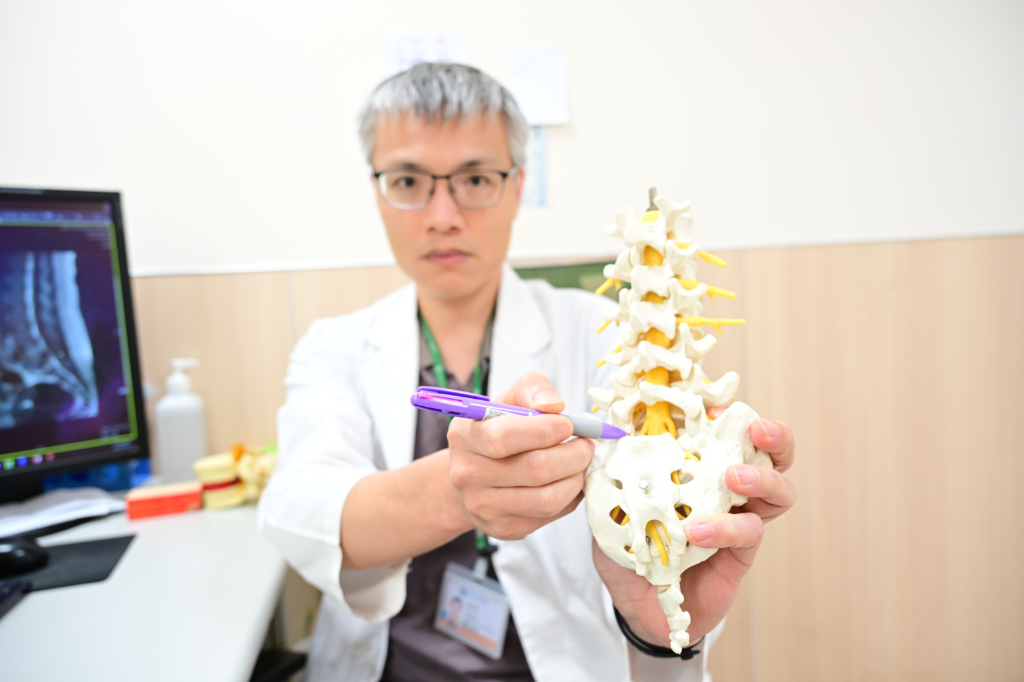 腰痛、腳麻不一定是勞累！30多歲外籍照護員「脊椎結核」惡化　手術後一週出院