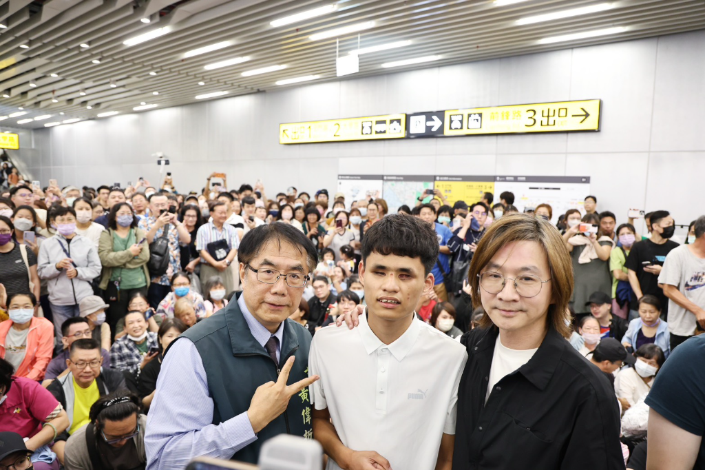 台南車站「公共鋼琴」開放！林隆璇攜視障音樂才子四手聯彈《青花瓷》　吸引旅客圍觀
